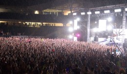 IMG_2404---skrillex-with-crowd-rain